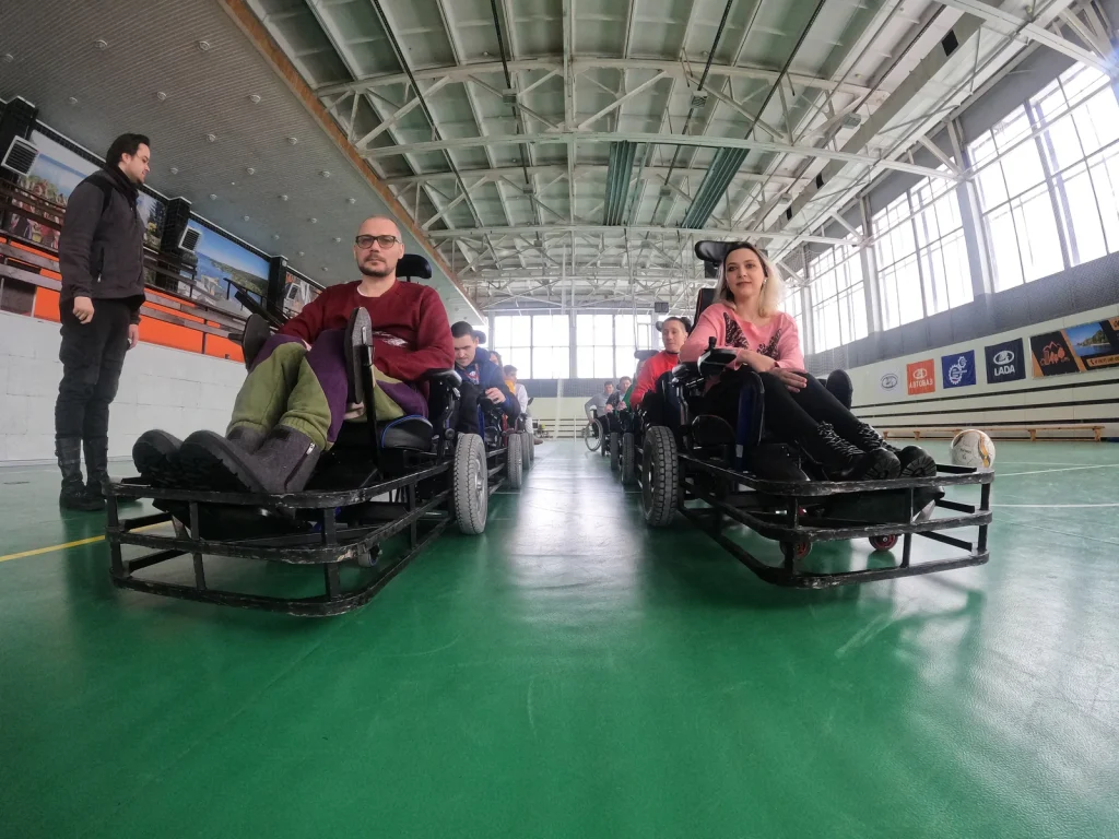 Участники первых тренировок ФК «Поспишь потом» на спортивных электроколясках